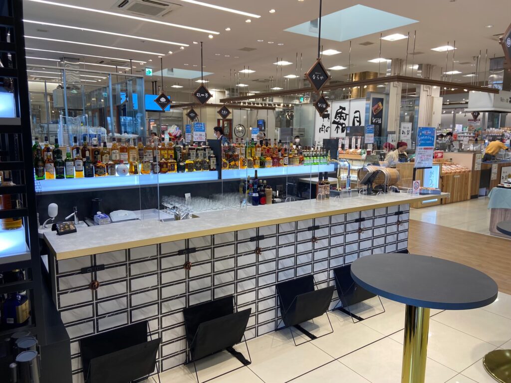 大人気！駅ナカにお酒の美術館！