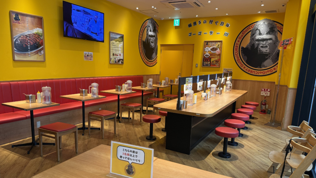 金沢カレーのパイオニアとして50年以上の歴史を誇り、約90店舗を展開