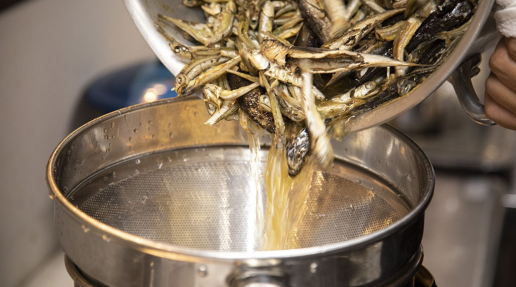 唯一無二！「焼きあご煮干し」の極旨スープ